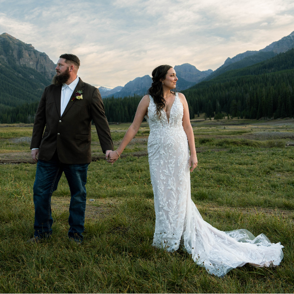#ADOREREALBRIDE | LINDSAY &amp; AUSTIN. Mobile Image